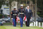 Gibbs (Mark Harmon, r.) nimmt Abschied von Mike Franks ...