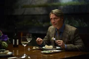 Hannibal (Mads Mikkelsen) bestreitet einen inneren Kampf zwischen Zuneigung und Abneigung gegenüber Will ...