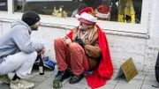 Peter besucht einen Obdachlosen für den er Spenden sammelt.