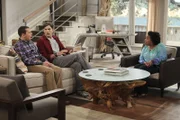Nach mehreren Fehlgriffen hoffen Alan (Jon Cryer, l.) und Walden (Ashton Kutcher, M.) endlich mit Lisa (Kimberly Hebert Gregory, r.) die richtige Haushälterin gefunden zu haben. Doch das wird sich bald als Fehler herausstellen ...