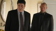 Deputy D. A. Ricardo Morales (Alfred Molina, l.) und Detective Thomas "TJ" Jaruszalski (Corey Stoll) untersuchen den Mord an dem Casinomitarbeiter George Patrick.
