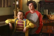 Brick (Atticus Shaffer, l.); Axl (Charlie McDermott, r.)