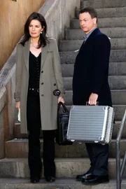Ein Fahrradkurier kommt bei einem Treppensturz ums Leben. Der Fall ist schnell aufgeklärt, doch führt er die Ermittler Jo Danville (Sela Ward) und Mac Taylor (Gary Sinise) in einem weiteren Mordfall auf eine heiße Fährte.