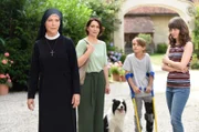 Anja Weber (Barbara Romaner, 2.v.l.) und ihr Sohn Finn (Neo Pollert, 2.v.r.), der an einem seltenen Gendefekt leidet, hoffen auf die Hilfe von Lisa Philipps (Marie Meinzenbach, r.). Schwester Hanna (Janina Hartwig, l.) konnte Lisa, die als Baby von ihrer leiblichen Mutter Anja zur anonymen Adoption freigegeben wurde, ausfindig machen.