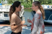 Einweihungsfeier für das Pilotprojekt "Wasserkriminaldezernat Eins der Wasserschutzpolizei Berlin - kurz Wapo Berlin: Jasmin Sayed und Paula Sprenger stoßen auf ihre Freundschaft und die WaPo Berlin an.