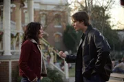 Dean (Jared Padalecki, r.) ist wütend, als Rory mit Jess zum Picknick geht, statt mit ihm. Währenddessen haben Lorelai (Lauren Graham, l.) und Sookie eine besondere Picknick-Verabredung ...