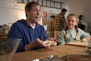 Ekki Talkötter (Oliver Korittke, l.) freut sich darüber, beim Brezelbacken Zeit mit seiner Patentochter Hanna (Ida Grundmann, r.) verbringen zu können. Mikka Lindental (Sebastian Weiss, M.) heizt schon den Ofen für die Brezeln vor.