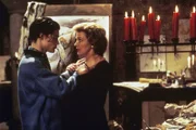 Welches Verhältnis hat die Internatsleiterin Viktoria von Lohenstein (Gila von Weitershausen) zu ihrem Zögling Julian Sprangenberg (Steffen Wink)? Steffens Freundin Anna ist unter mysteriösen Umständen ums Leben gekommen.
