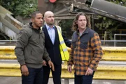 DS Tyrone Clarke (Ukweli Roach, l.) und DS Michael McAndrews (Jamie Sives, r.) retten Greg Connolly (Russ Bain, M.) vor den aufgebrachten Mitarbeitern seines Unternehmens.