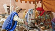 Nordafrikanische Nomaden, die sich Tuareg nennen, haben über 1000 Jahre in der Sahara überlebt. Sie handeln mit etwas, das uns heute als selbstverständlich erscheint. Für ihre Kunden ist es eines der wertvollsten Güter der Erde: Salz.