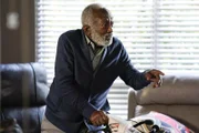 Earl Davis (Garrett Morris)
