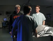 Bei den Ermittlungen in einem neuen Fall: Gibbs (Mark Harmon, l.), Jimmy (Brian Dietzen, r.) und Ducky (David McCallum, M.) ...