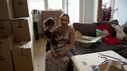 Für Mali steht ein großer Tag an: Die dreifache Mutter zieht in ihre erste eigene Wohnung.