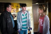 Karl (Peter Bulkowski, M.) erzählt Franzi (Rhea Harder-Vennewald, l.) und Hans (Bruno F. Apitz, l.), wie es damals zu seinem Unfall gekommen ist.