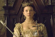 Endlich hat es Anne Boleyn (Natalie Dormer) geschafft. Sie ist König Henrys Ehefrau und somit Königin von England ...