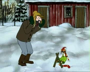 Pettersson und Findus haben Spaß im Schnee.