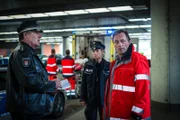 Viel kann Escher (Peter Benedict, r.) Franzi (Rhea Harder-Vennewald, M.) und Hans (Bruno F. Apitz, l.) zu dem Überfall auf den Kurier nicht sagen. Als er am Übergabeort ankam, war der Mann bereits überfallen worden und die Niere gestohlen.