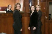 (v.l.) Richterin Steinman (Susan Blommaert) mit der Verteidigerinn Karla Grizano (Lorraine Bracco) und den Staatsanwältinnen Tracey Kibre (Bebe Neuwirth) und Kelly Gaffney (Amy Carlson)