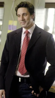Chris Ravelle (Scott Cohen)