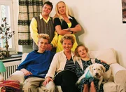 Beginn der Serie: Nikola "Alles neu ...". Im Bild: Nikola (Mariele Millowitsch, mi.) mit ihren Kindern Stephanie (Friederike Grasshoff, vo.re.) und Peter (Eric Benz, vo.li.), sowie den Nachbarn Tim (Oliver Reinhard) und Elke (Jenny Elvers) und dem Hund Oskar.