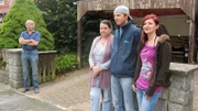 Liane (60), Marc (25) und Janina Reinharz (24, re.) aus Röbel in Mecklenburg-Vorpommern stecken in einer riesigen Familienkrise! Der Grund: Patriarch Fredi (60, li.) hat die gesamte Kelleretage der Familie mit seinem Trödel zugestellt. Und dort herrscht absolutes Chaos.
