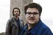 Hauptkommissar Claudius Zorn (Stephan Luca, li) und Assistent Schröder (Axel Ranisch, re.) beim Ermitteln auf der Hallenser Burg Giebichenstein.