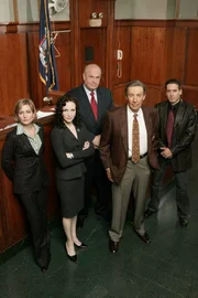 1: Staffel: (v.l.) Kelly Gaffney (Amy Carlson), Tracey Kibre (Bebe Neuwirth), Arthur Branch (Fred Dalton Thompson), Lennie Briscoe (Jerry Orbach) und Hector Salazar (Kirk Acevedo)