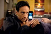 Es Weihnachtet: Abed (Danny Pudi) und seine Freunde wollen gemeinsam feiern, doch eine bereits abgegebene Geschichtsarbeit lässt die Stimmung im Nu sinken ...