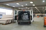 Der CBP-Beamte Carlos lädt Marihuanabündel zum Transport auf einen weißen Lastwagen, nachdem sie zwischen Rigipsplatten im Rio Grande Valley, Texas, gefunden wurden.