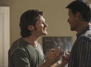 Zach Young (Cody Kasch, l.); Mike Delfino (James Denton, r.)