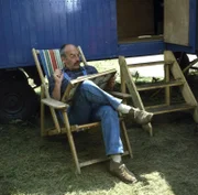 Peter (Peter Lustig) richtet seinen Bauwagen ein. Das ist gar nicht so einfach. Immerhin sollen eine Küche, ein Bad, eine gemütliche Coach und ein Bett dort Platz finden.