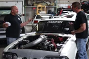 Während alle anderen 405-Rennfahrer hektisch ihre Autos testen, arbeiten Chuck und Chris in aller Ruhe an der Todesfalle.