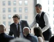 Dr. Richard Nelson (Dennis Boutsikaris, r.) und Reese (Jim Caviezel, l.)