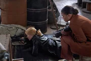 Cornelia Gray (Patricia Clarkson, l.); Sara Beckham (Lydia West, r.)