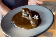 Mole ist eine cremige Soße, die zu Fleisch, Tortillas oder Gemüse gereicht wird.