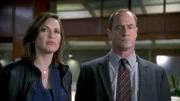 Eine Schülerin stürzt eine Treppe hinunter und wird ins Krankenhaus eingeliefert. Dort stellt der Arzt zahlreiche ältere Verletzungen fest und alarmiert die Detectives Olivia Benson (Mariska Hargitay) und Elliot Stabler (Christopher Meloni).
