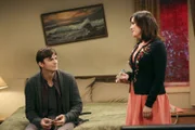 Alan und Lyndsey wiegen sich mit ihrer Affäre in Sicherheit, doch dann stellt sich heraus, dass der misstrauische Larry einen Privatdetektiven engagiert hat. Auf Fotos sind jedoch nicht Lyndsey und Alan, sondern Lyndsey und Walden (Ashton Kutcher, l.) zu sehen. Die Situation eskaliert, als urplötzlich Rose (Melanie Lynskey, r.), Charlie Harpers Stalkerin, wieder auf der Bildfläche erscheint ...