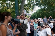 Die Aktivistin Niko organisiert Demonstrationen gegen das autoritäre Regime.