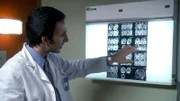 Bei der Untersuchung der fünfzehnjährigen Schülerin stellt Dr. Manning (Amir Arison) zahlreiche ältere Verletzungen fest, die vermutlich von Misshandlungen stammen.