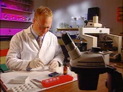 Der Balistiker Robert J. Shem untersucht die Mordwaffe, um die Aussage des Zeugen zu unterstützen.