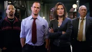 Fin (Ice-T, l.), Stabler (Christopher Meloni), Benson (Mariska Hargitay) und Cragen (Dann Florek, r.) bekommen ein brutales Video zugespielt, worauf das wehrlose Opfer brutal geschlagen wird.