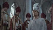 Nach der Verurteilung zum Ketzer wird Jan Hus eine Papierkrone aufgesetzt, auf der drei Teufel gemalt sind. Ein Symbol dafür, dass seine Seele dem Teufel übergeben wird.