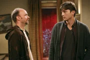 Um vor Larry sicher zu sein, nimmt sich Walden (Ashton Kutcher, r.) bei Arthur (Brian Stepanek, l.) ein Zimmer ...