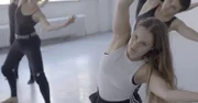Tanz als Empowerment: In ihrer Arbeit als Choreografin und Tanzlehrerin findet Thea einen heilsamen Ausdruck für ihre traumatischen Erfahrungen.