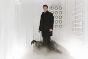 Richard Castle (Nathan Fillion, r.) wird von Terroristen in einen Kühllaster gesperrt, in dem auch die Leiche von Jamal Alhabi (Piter Marek, l.) liegt.