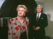 Als Hudson (John McMartin) Jessica (Angela Lansbury) die Tresorräume seines Schmuckimperiums zeigt, wird plötzlich Alarm ausgelöst.