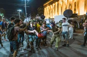 Tausende Menschen protestieren in Tiflis gegen den russlandfreundlichen Kurs der Regierungspartei „Georgischer Traum“.