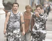 Der ehemalige High-School-Rivale Rickety Cricket (David Hornsby, M.) von Mac (Rob McElhenney, l.) und Dennis (Glenn Howerton, r.) hat bei deren Rachefeldzug nichts zu lachen ...