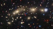 Dieses Bild zeigt eine Aufnahme des James-Webb-Teleskops von MACS0416, einen gigantischen Galaxienhaufen, der etwa 4,3 Milliarden Lichtjahre von der Erde entfernt ist.