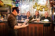 Der Jongleur und Comedian Jochen Falck tritt auf.